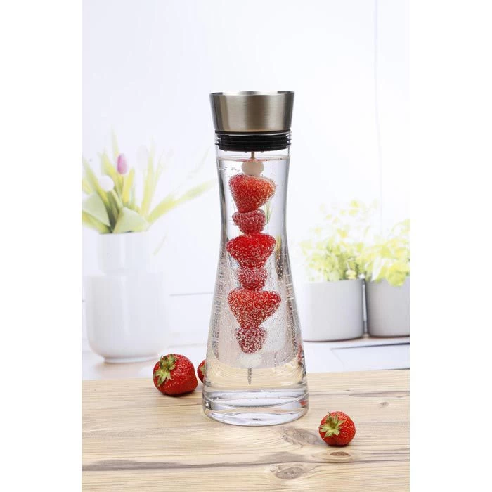 Karaffe Böttcher-AG Mit Deckel Und Fruchtspieß, 1 Liter 2 Karaffe Böttcher-AG Mit Deckel Und Fruchtspieß, 1 Liter – Bild 2